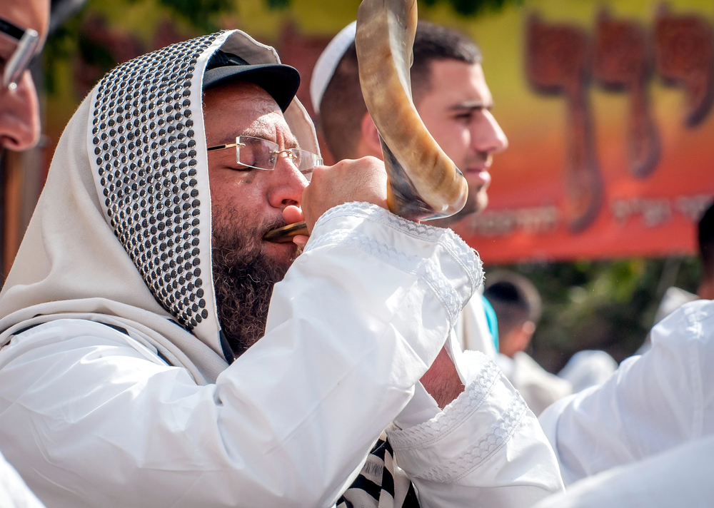 Jewish hasid blows Shofar.